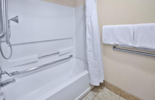 Warren Hotel | Holiday Inn Express Detroit-Warren/General Motors Technology Center by IHG