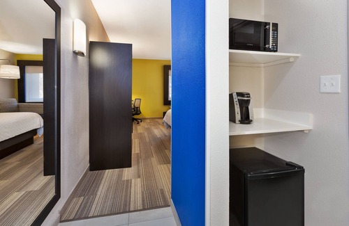 Warren Hotel | Holiday Inn Express Detroit-Warren by IHG