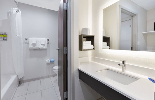 Warren Hotel | Holiday Inn Express Detroit-Warren by IHG