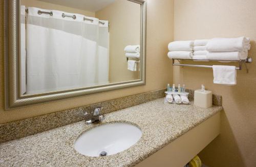 Fargo Hotel | Holiday Inn Express Fargo - West Acres by IHG