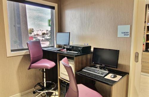 Fargo Hotel | Holiday Inn Express Fargo - West Acres by IHG