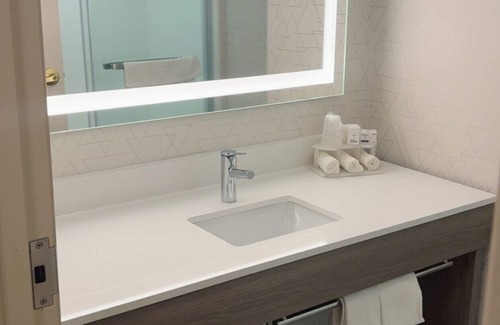 Drums Hotel | Holiday Inn Express Hotel & Suites Drums by IHG