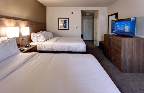 Manhattan Hotel | Holiday Inn Express & Suites Manhattan by IHG