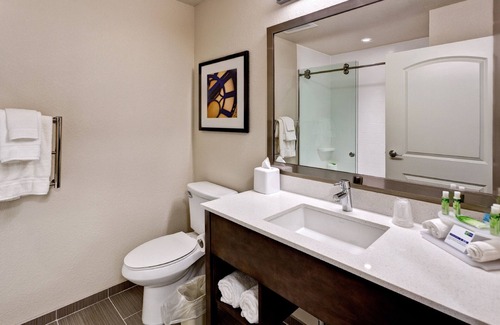 Manhattan Hotel | Holiday Inn Express & Suites Manhattan by IHG