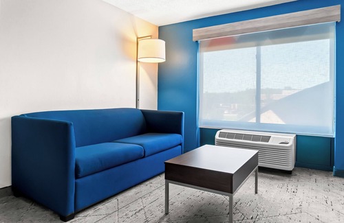 Roseville Hotel | Holiday Inn Express & Suites Detroit North - Roseville by IHG