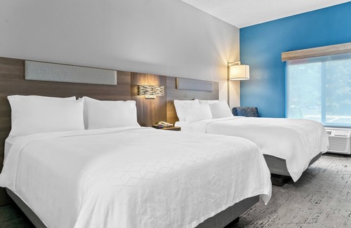 Roseville Hotel | Holiday Inn Express & Suites Detroit North - Roseville by IHG