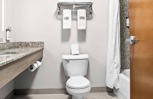 Roseville Hotel | Holiday Inn Express & Suites Detroit North - Roseville by IHG