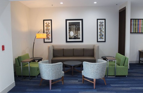 South Arlington Hotel | Holiday Inn Express & Suites Mansfield by IHG