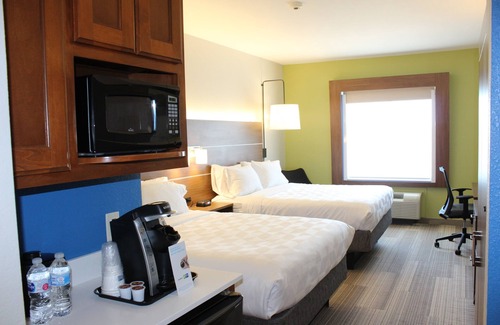 South Arlington Hotel | Holiday Inn Express & Suites Mansfield by IHG