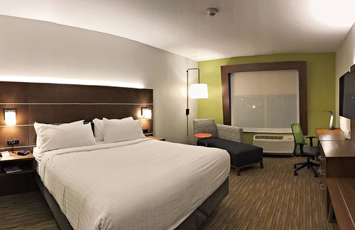 Sterling Hotel | Holiday Inn Express & Suites Sterling by IHG