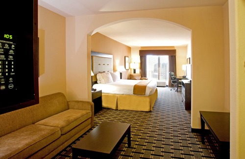 Beeville Hotel | Holiday Inn Express Suites Beeville by IHG