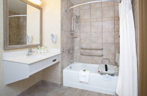 Minot Hotel | Holiday Inn Express & Suites Minot by IHG