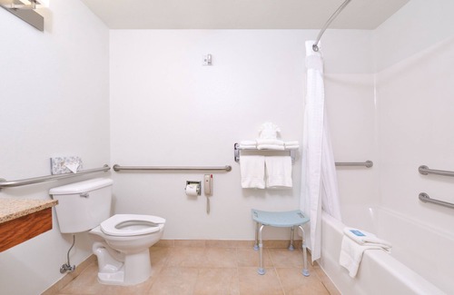 West Omaha Hotel | Holiday Inn Express & Suites Omaha West by IHG