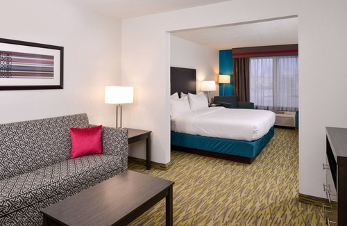 West Omaha Hotel | Holiday Inn Express & Suites Omaha West by IHG
