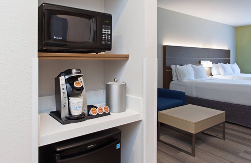 Corona Hotel | Holiday Inn Express & Suites Corona by IHG