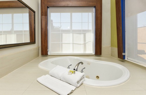 Corona Hotel | Holiday Inn Express & Suites Corona by IHG