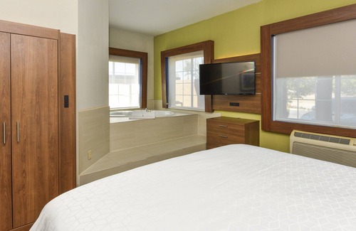 Corona Hotel | Holiday Inn Express & Suites Corona by IHG