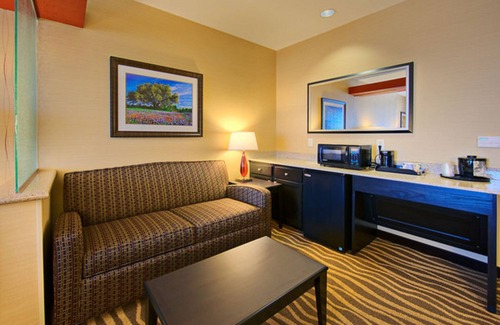Cotulla Hotel | Holiday Inn Express & Suites Cotulla by IHG