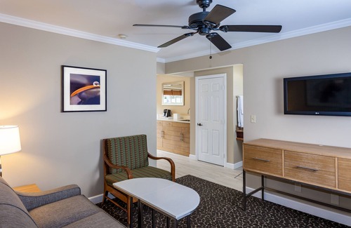 Beach Barber Tract Hotel | Holiday Inn Express & Suites La Jolla – Windansea Beach by IHG