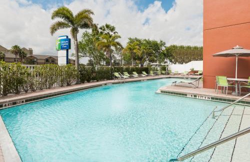 Florida Center Hotel | Holiday Inn Express & Suites - Nearest Universal Orlando by IHG