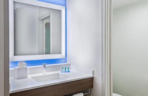 Florida Center Hotel | Holiday Inn Express & Suites - Nearest Universal Orlando by IHG