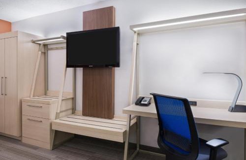 Florida Center Hotel | Holiday Inn Express & Suites - Nearest Universal Orlando by IHG