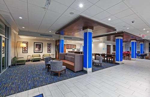 South Tulsa Hotel | Holiday Inn Express & Suites Tulsa South - Woodland Hills by IHG