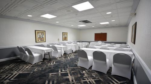 Hazlet Hotel | Holiday Inn Hazlet by IHG