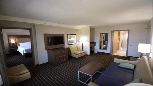Hazlet Hotel | Holiday Inn Hazlet by IHG
