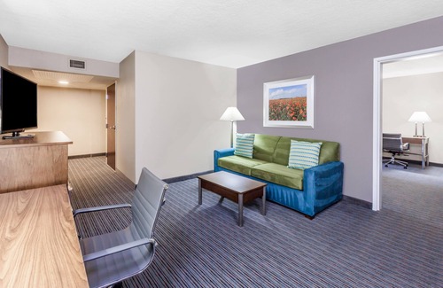 Central Oklahoma City Hotel | Holiday Inn Hotel & Suites Oklahoma City North by IHG