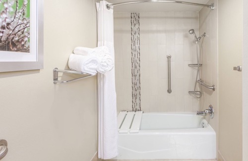 Central Oklahoma City Hotel | Holiday Inn Hotel & Suites Oklahoma City North by IHG