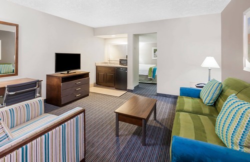 Central Oklahoma City Hotel | Holiday Inn Hotel & Suites Oklahoma City North by IHG