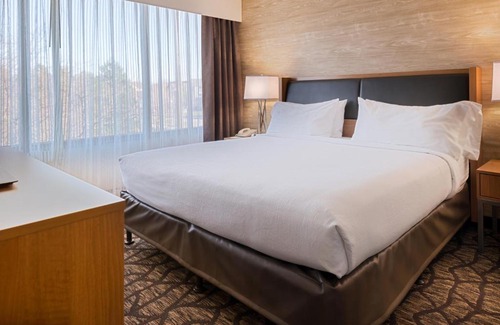 Warren Hotel | Holiday Inn Hotel & Suites Warren by IHG