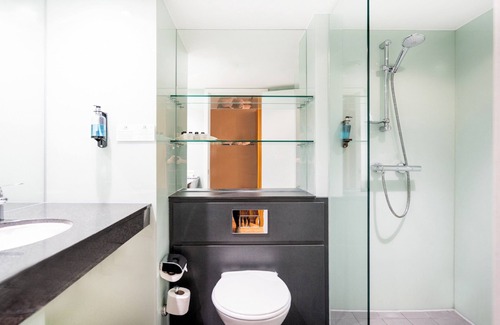 Luton Hotel | Holiday Inn London - Luton Airport by IHG