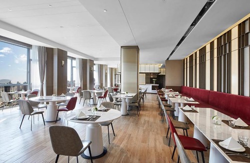 Xuhui Hotel | Holiday Inn Shanghai Huaxia by IHG - overlooking city scenery at Sky View Restaurant