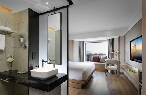 Xuhui Hotel | Holiday Inn Shanghai Huaxia by IHG - overlooking city scenery at Sky View Restaurant