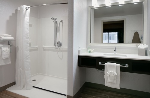 Lenexa Hotel | Holiday Inn & Suites Overland Park West by IHG