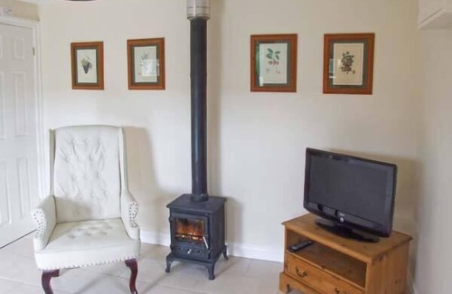 Hoylandswaine Cottage | Hollins Wood Bothy