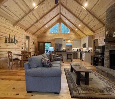 Ellijay House | Hollow Tree Hideaway - Coosawattee River Resort 2
