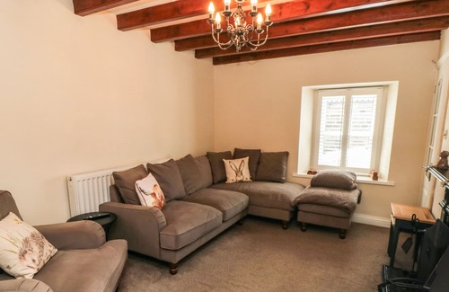 Castleton Cottage | HOLLY BERRY COTTAGE, pet friendly, with open fire in Castleton