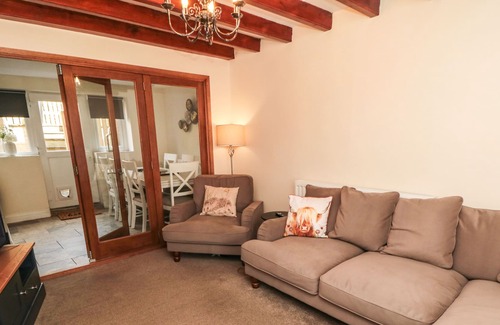 Castleton Cottage | HOLLY BERRY COTTAGE, pet friendly, with open fire in Castleton