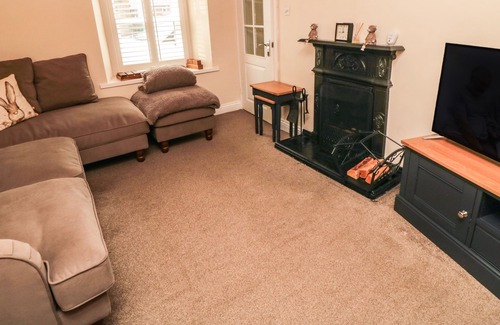 Castleton Cottage | HOLLY BERRY COTTAGE, pet friendly, with open fire in Castleton