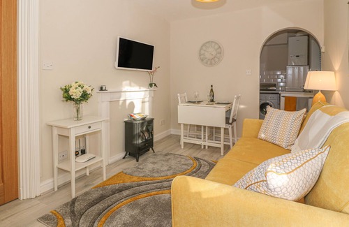 Criccieth Cottage | HOLLY COTTAGE, country holiday cottage, with a garden in Criccieth