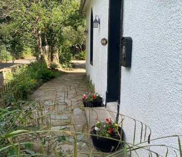 Harker House | Holly Cottage. Romantic Getaway. Tourist base.