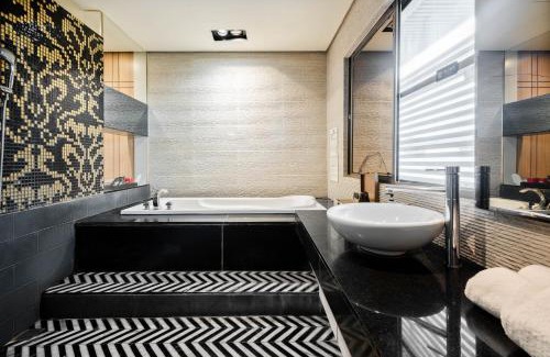 Pitou Hotel | Holly Wood Motel