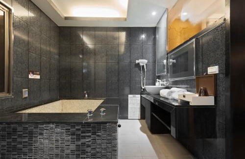 Pitou Hotel | Holly Wood Motel