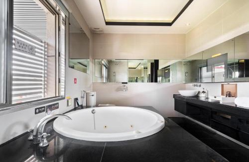 Pitou Hotel | Holly Wood Motel