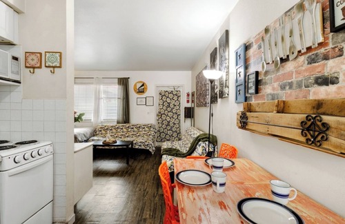 Downtown Hollywood Apartment | Hollywood 1BR Condo: Pets Allowed, BBQ & Parking