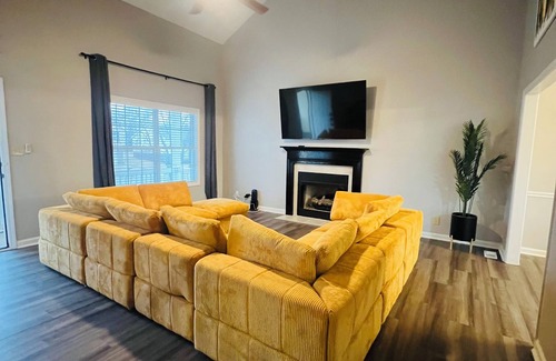 Clarksville House | Hollywood Hideaway, Amazing, Comfy, Spacious 4-bedroom house in w/theater room
