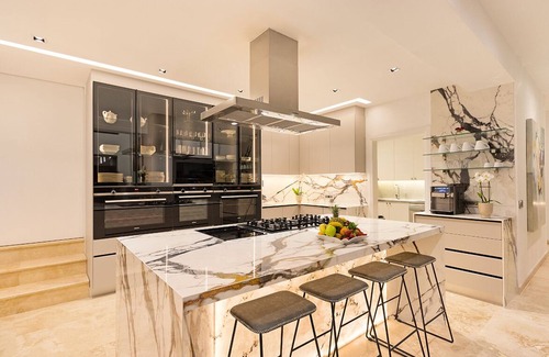 Camps Bay Villa | Hollywood Mansion & Spa Camps Bay, Sleeps 15, Sea Side (Award Winning 1st Place)